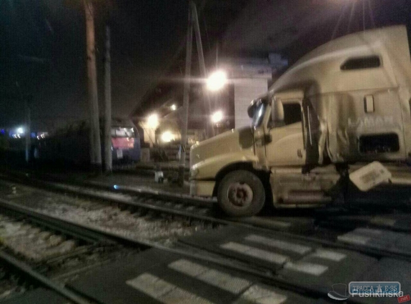 Грузовик врезался в товарный состав на станции Одесса-порт