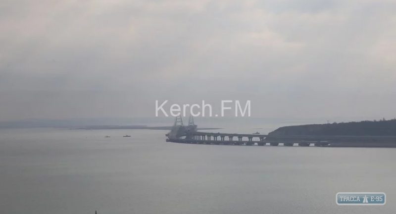 Военные украинские корабли прошли под арками Крымского моста (видео)