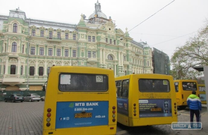 Мэр Одессы хочет убрать остановки маршруток с Соборной площади