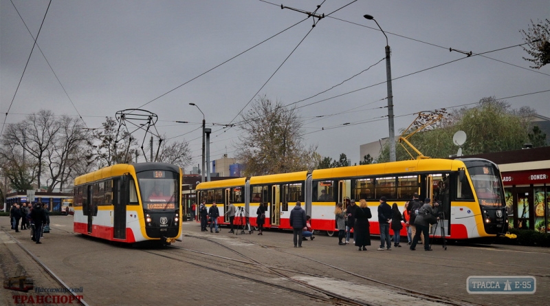 Трехсекционный трамвай начал перевозить пассажиров в Одессе 