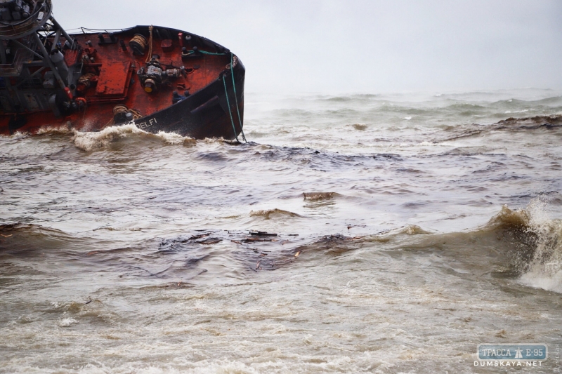 Нефтепродукты вытекают из аварийного танкера в районе одесского пляжа Дельфин, экипаж эвакуировали