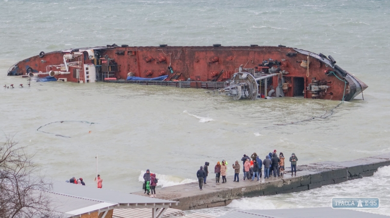 Пляж Дельфин с танкером превратился в туристический объект Одессы (фото)