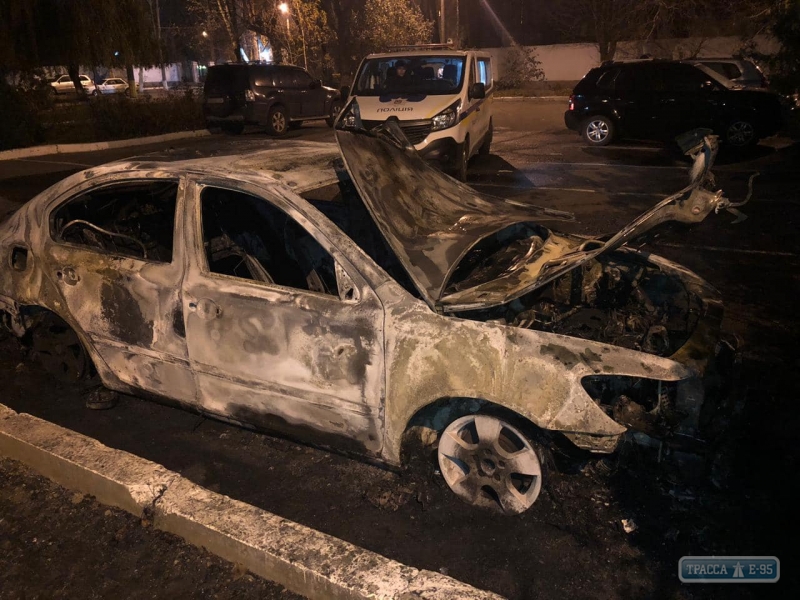 Злоумышленники ночью сожгли автомобиль начальника Одесской таможни (видео)
