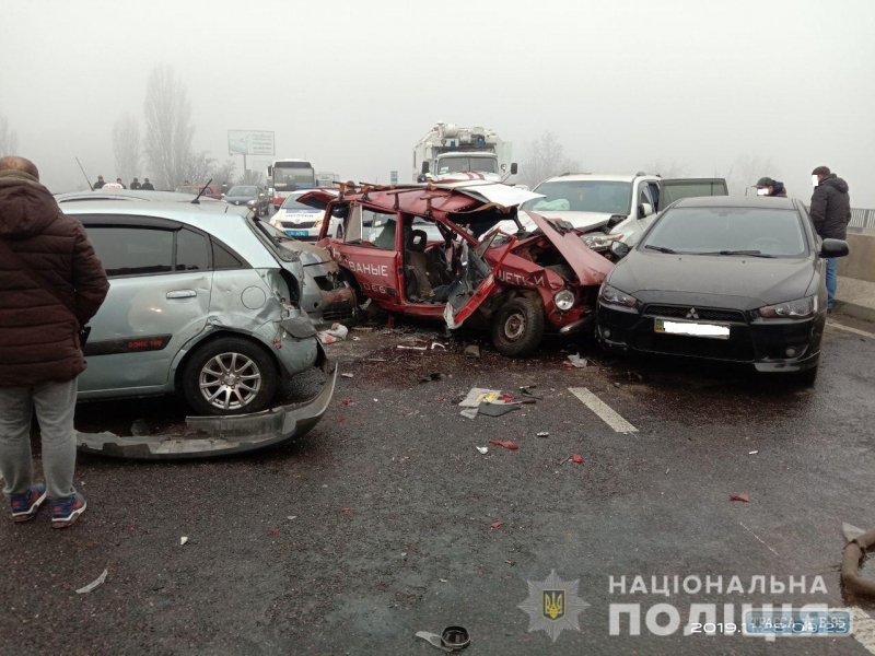 Три ДТП у клеверного моста в Одессе, 17 машин разбились, погиб человек