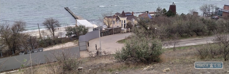 Новая стройка возле моря в Одессе перекрыла забором дорогу 