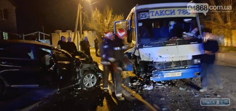 8 человек травмированы в результате ДТП с рейсовым автобусом под Черноморском