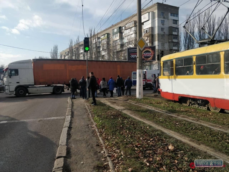 Грузовик сбил двух пешеходов в Одессе, пожилая женщина скончалась на месте