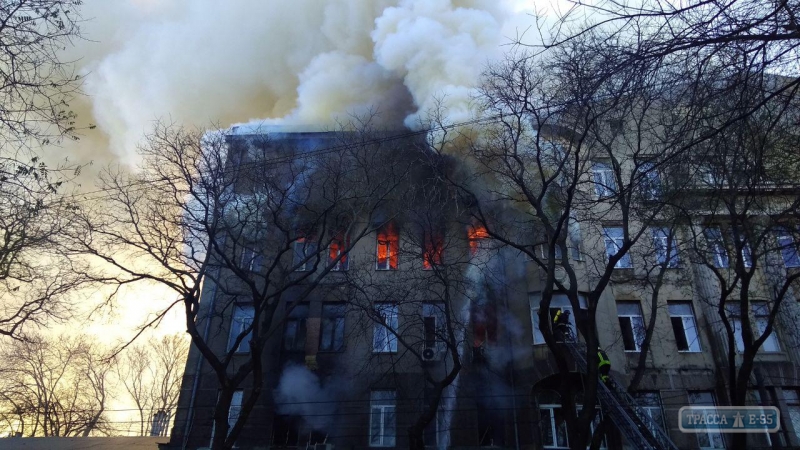 Около 15 человек разыскиваются после пожара на Троицкой