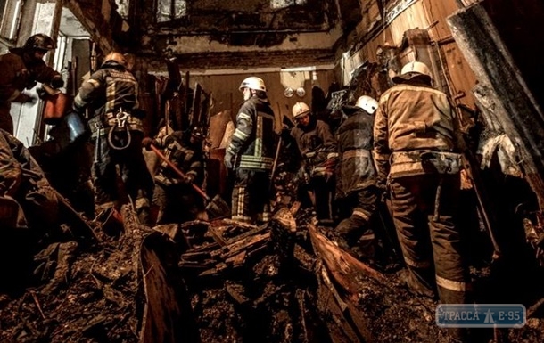 Пожар в Одессе: спасатели нашли под завалами еще два тела