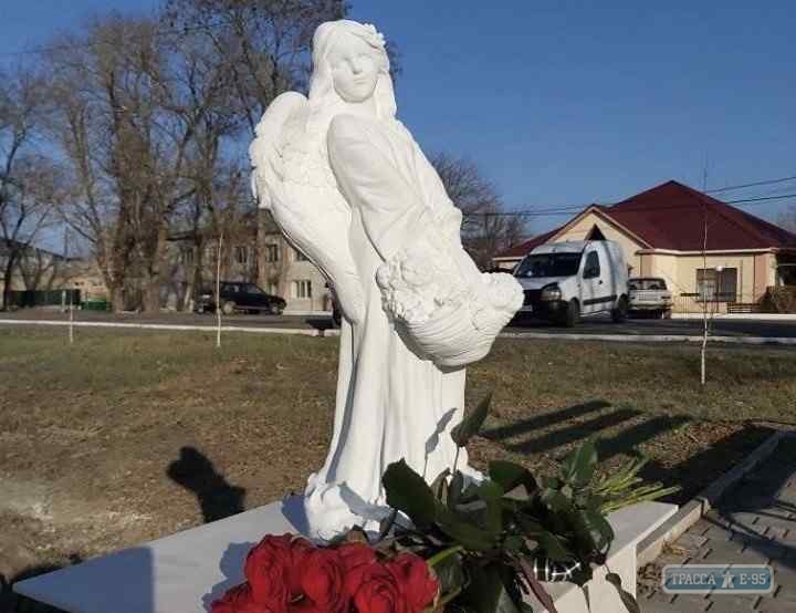 Памятник жестоко убитой девочке установили в Ивановке Одесской области