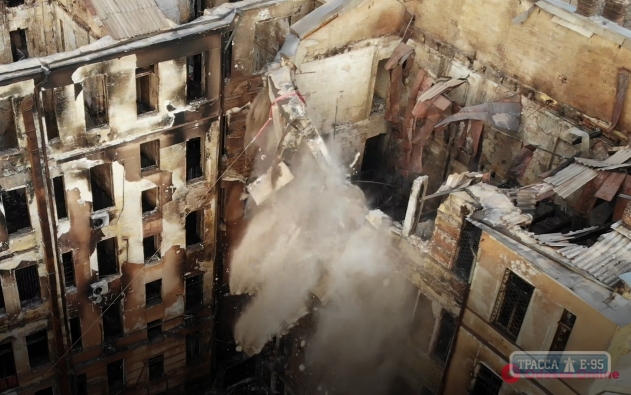 Аварийную стену сгоревшего здания сносят в Одессе