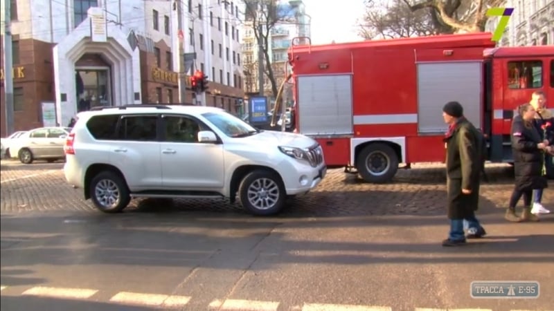 Юзик заблокировал своим внедорожником пожарную машину у сгоревшего в Одессе колледжа (видео)