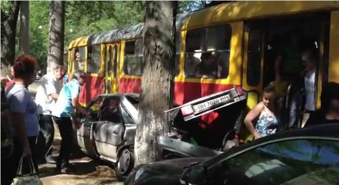 Трамвай в Одессе расплющил иномарку о дерево