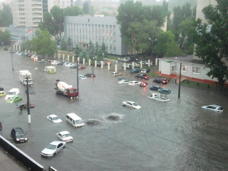 Сильнейший ливень затопил Одессу - в воде плавают автомобили (фото, видео)