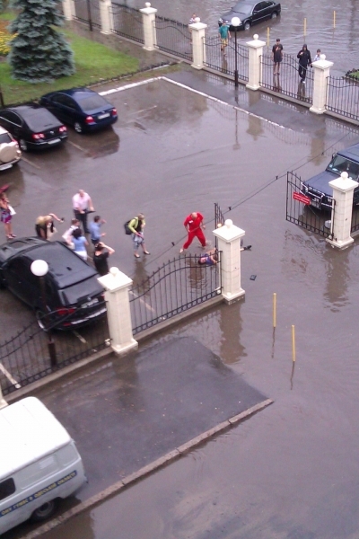 Мужчина погиб от удара током во время потопа в Одессе (видео)