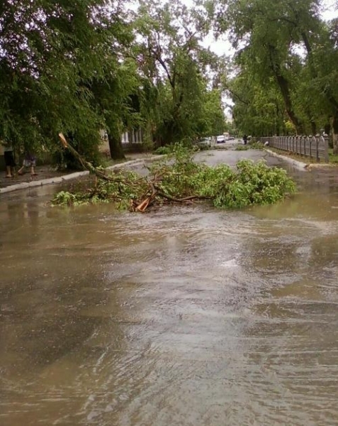 Стихия обрушилась на Болград Одесской области. Из-за ливней и потопа город остался без электричества