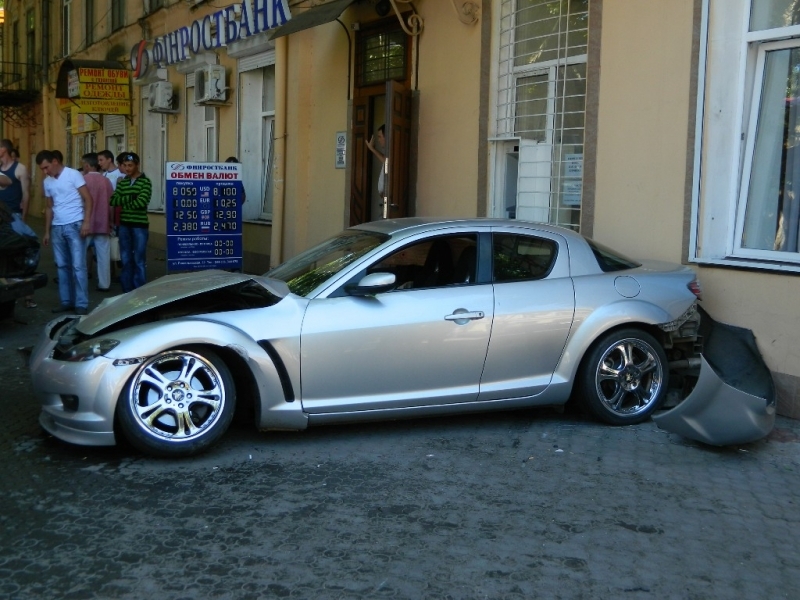 Иномарка в центре Одессы сбила двух девушек и смяла припаркованный 