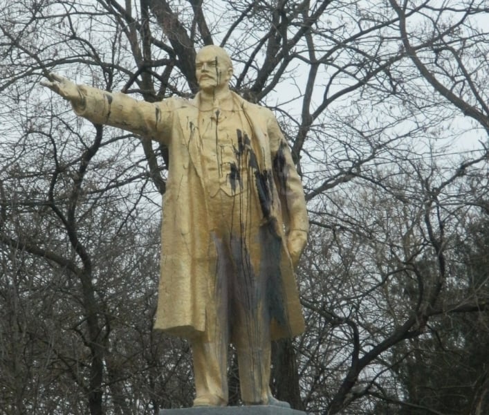 Хулиганы облили краской памятник Ленину в Березовке Одесской области (фото)