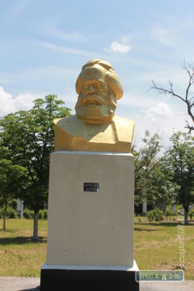 Карла Маркса перекрасили в Христо Ботева на памятнике в Одесской области