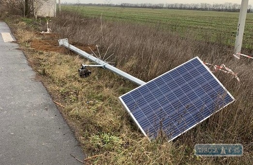 Вандалы на трассе в Одесской области снесли столб с автономной подсветкой стоимостью 400 тыс 