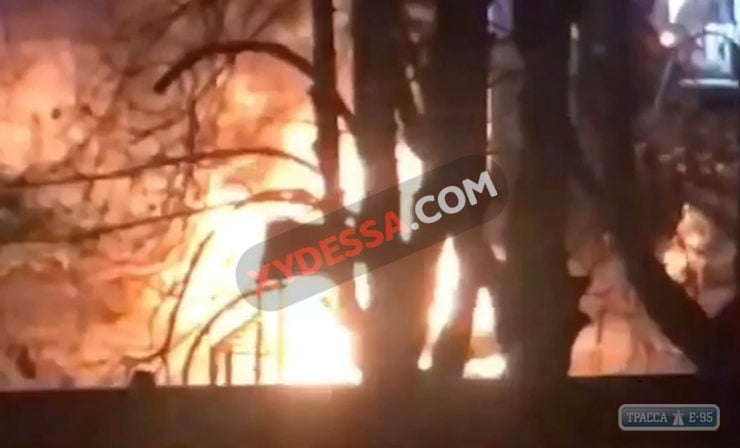 Два автомобиля сгорели утром в Одессе (видео) 