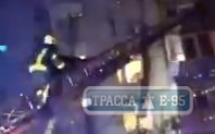 Автолестница помогла спасти пострадавшего при пожаре в Одессе (видео)