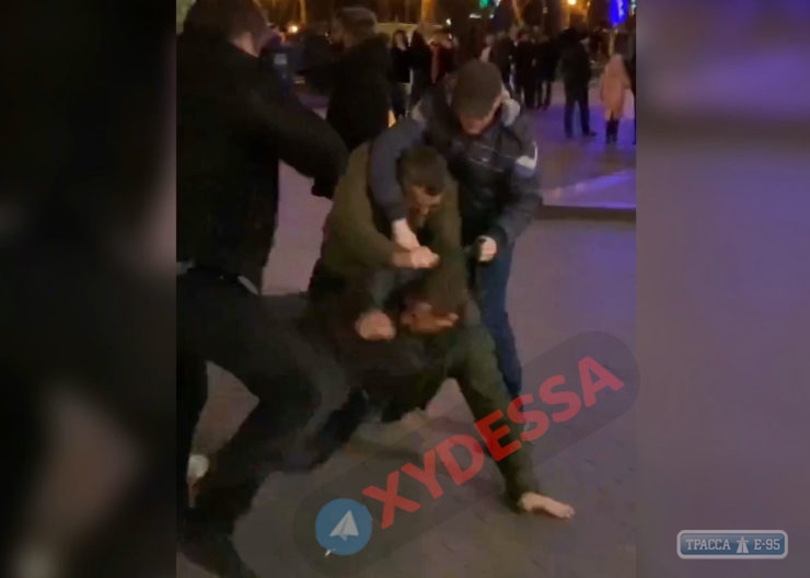 Групповая драка произошла на Думской площади в Одессе (видео)