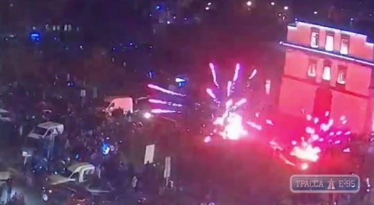 Фейерверк взорвался в новогоднюю ночь в толпе людей у одесского Оперного театра (видео)
