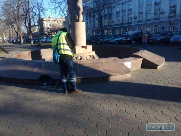 В Одессе вандалы повредили семь памятников и поломали множество скамеек