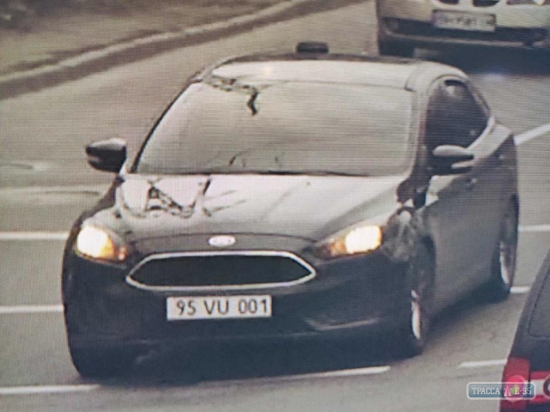 Камеры наблюдения сняли машину, сбивающую ограждение на Греческой площади в Одессе 