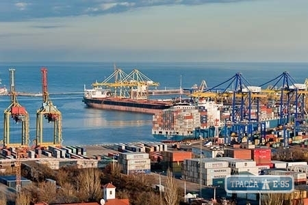 Порт «Черноморск» отменил надбавки и доплаты своим работникам