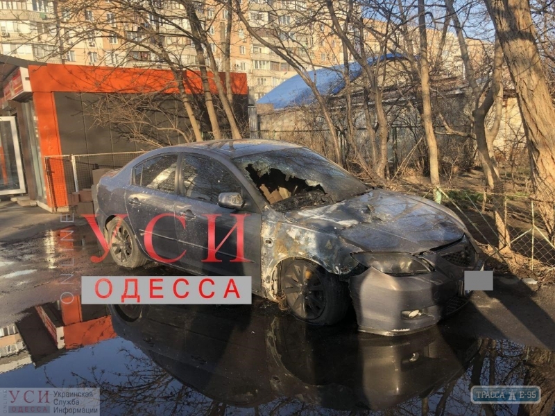 Автомобиль сгорел ночью в Одессе (фото, видео)