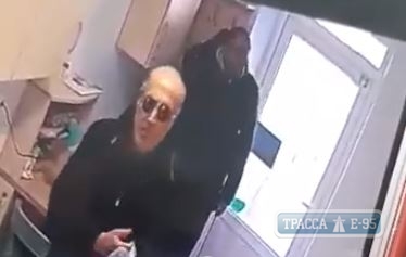 Кавказцы в Одессе обокрали клиента салона красоты (видео с камеры наблюдения)