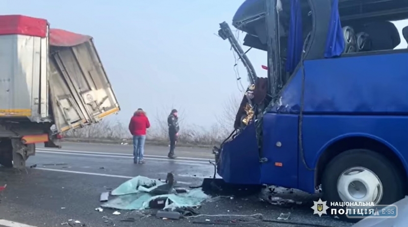 Пассажирский автобус «Автолюкс» разбился под Одессой, погиб водитель (фото, видео)