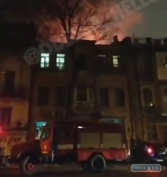 Старинный дом горит в центре Одессы (видео, обновлено)