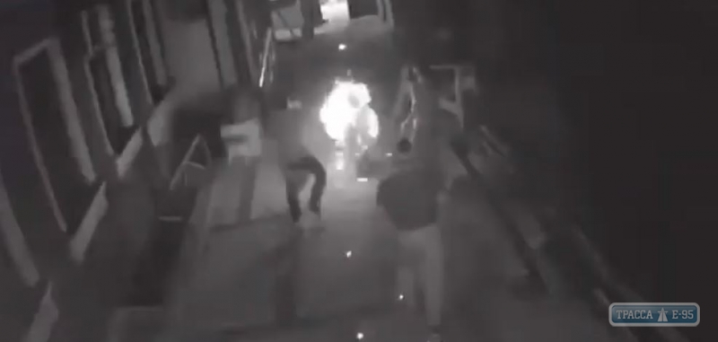 Женщина пыталась сжечь себя в центре Одессы (видео)