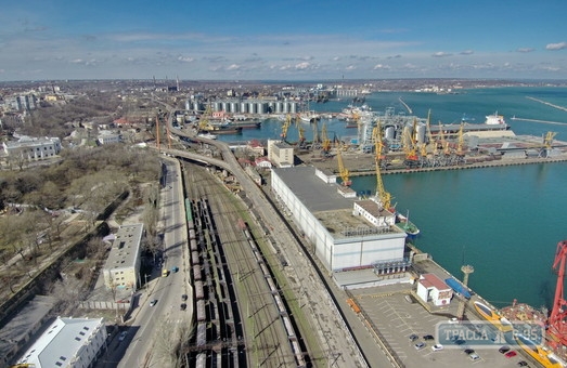В трех портах Большой Одессы ограничена работа из-за ливня