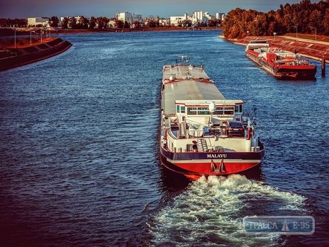 Украинское судно село на мель на Дунае и заблокировало судоходство
