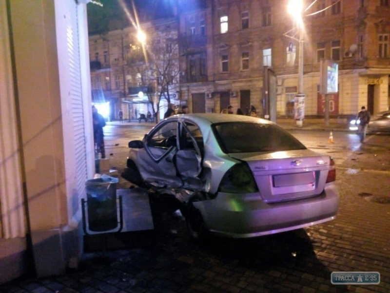 Автомобиль спровоцировал жуткое ДТП в центре Одессы, пытаясь проскочить на красный (видео)