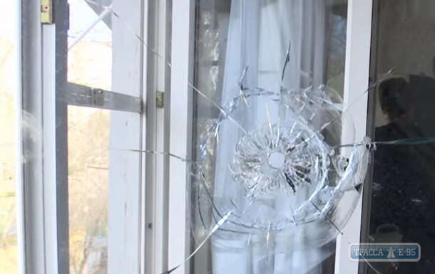 Неизвестный стреляет пятые сутки по окнам дома в Одессе