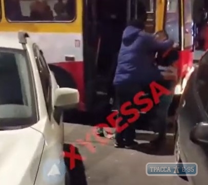 Двое водителей троллейбусов в Одессе устроили драку на глазах у пассажиров (видео)