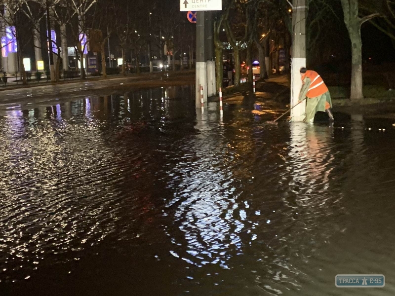 Ночной февральский ливень затопил в Одессе три улицы (фото)
