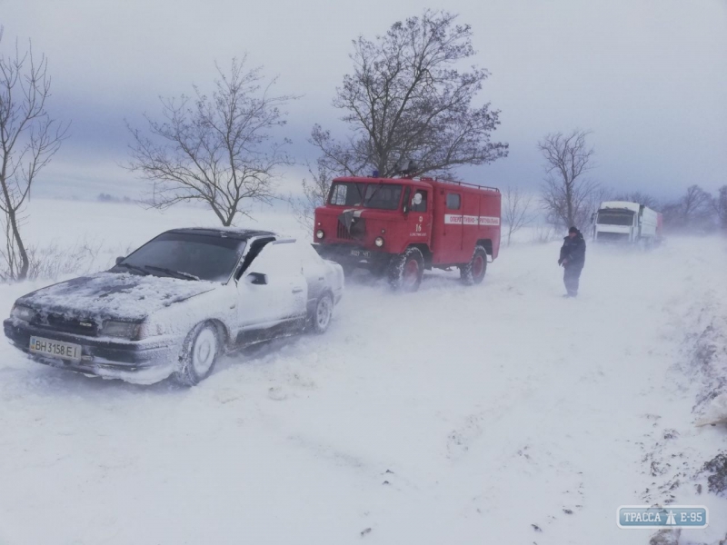 Спасатели вытаскивают из сугробов автомобили на юге Одесской области