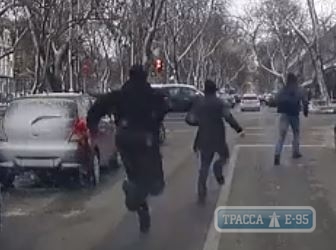 Патрульные преследовали в центре Одессы предполагаемого грабителя (видео)