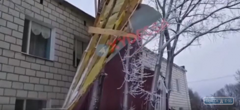 Ветер снес крышу школы в Одесской области (видео)