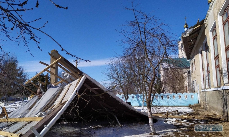 Еще одна школа в Одесской области осталась без крыши из-за ветра (фото)
