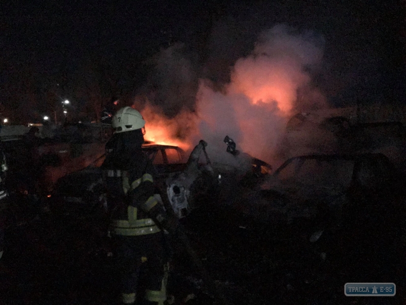Автомобили сгорели на штрафплощадке в Одессе