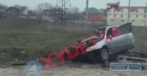 Автомобиль разорвало на куски в результате ДПТ под Одессой. Видео