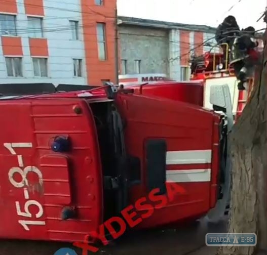 Пожарная машина перевернулась в результате ДТП в Одессе