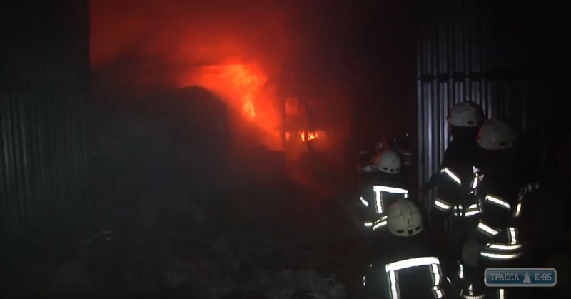 Склад со спиртом сгорел в Одессе. Видео
